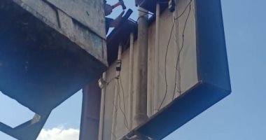 حى الدقى يزيل إعلانات مخالفة ويغلق 3 كافيهات غير مرخصة
