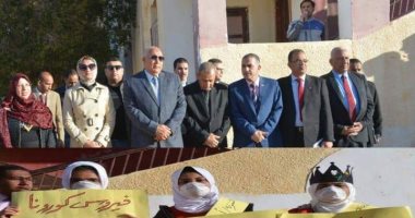 صور.. تعليم الوادى الجديد ينفذ مبادرة مدرسية للتوعية بـ"كورونا" فى المدارس 