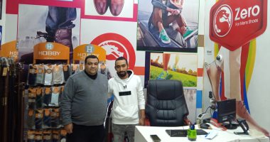 صور.. قصة نجاح شاب حصل على قرض "تنمية المشروعات" لتطوير محل أحذية بسوهاج