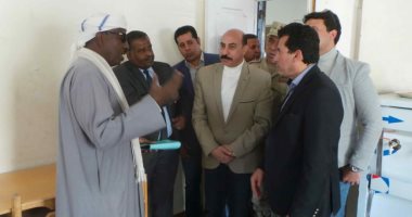 وزير الرياضة يدعم خدمات الأنشطة بمركز شباب كلابشة بـ15 ألف جنيه.. صور