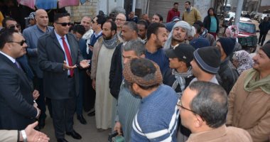 صور .. محافظ الدقهلية خلال لقاءه عمال اليومية يكلف بتوفير شهادات أمان لهم 