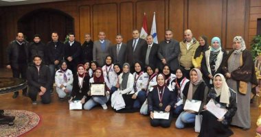 صور .. رئيس جامعة كفر الشيخ يكرم المشاركات فى أسبوع الفتيات بالفيوم