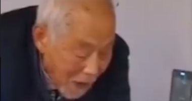 أحبك للأبد.. مسن 87 عاما ينسى مرضه ويراعى زوجته المصابة بكورونا.. فيديو