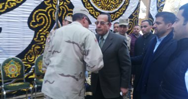 محافظ شمال سيناء يقدم واجب العزاء فى الشهيد مصطفى عبيدو بمسقط رأسه.. صور