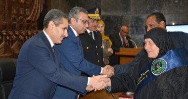 صور.. محافظ الغربية يكرم أسر الشهداء ومصابى العمليات الحربية والشرطة