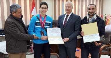 وكيل "رياضة كفر الشيخ" يكرم اللاعب محمد حاتم بطل التايكوندو