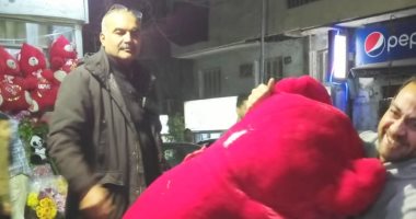 حى الدقى يزيل إشغالات هدايا عيد الحب ..صور