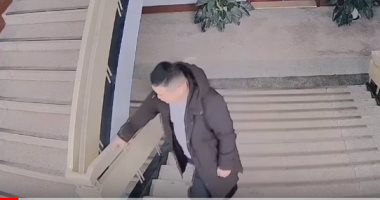 فيديو.. شرطي صيني يسقط منهارا بعد مناوبة طويلة في مدينة ووهان
