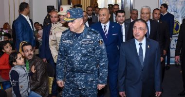 محافظ الإسكندرية لأسر الشهداء: لكم الأولوية فى طلباتكم جزءا من رد الجميل