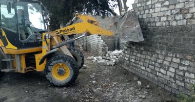 صور .. حملة مكبرة لإزالة التعديات عن حرم السكة الحديد غرب الإسكندرية
