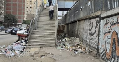 شكوى من تراكم القمامة أسفل كوبرى المشاة بجوار مترو المطرية