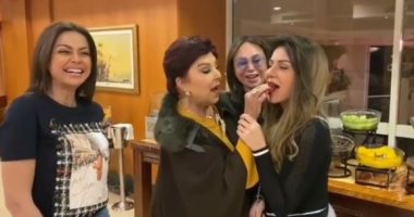 شاهد كيف أكلت رجاء الجداوى نجلاء بدر "الفراولة" فى مهرجان أسوان للمرأة