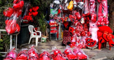   "يا دبدوب مين يشتريك".. فاترينات المحلات تتزين فى الفلانتين