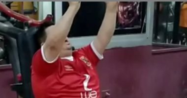 شاهد.. أمح الدولى "ينط الحبل" بـ تى شيرت الأهلى فى الجيم