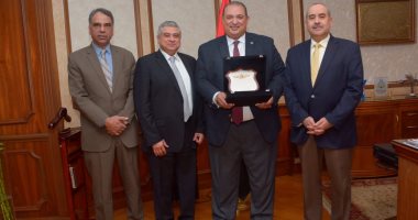 وزير الطيران يكرم محمد رحمة أول مصرى يتقلد منصب مدير النقل الجوى بالإيكاو