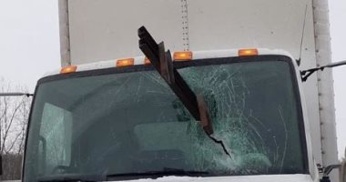 انكتب له عمر جديد.. سائق ينجو من سقوط عارضة حديدية اخترقت الزجاج.. فيديو 