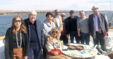 فيديو وصور.. محافظ أسوان يكرم رانيا يوسف وشيرى عادل ورجاء الجداوى على مركب بالنيل