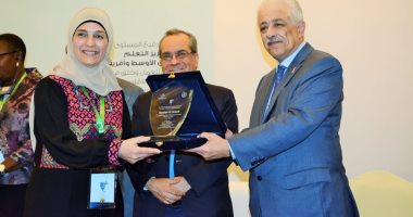 وزير التعليم يكرم معلمين مشاركين فى مؤتمر "تعزيز التعلم"