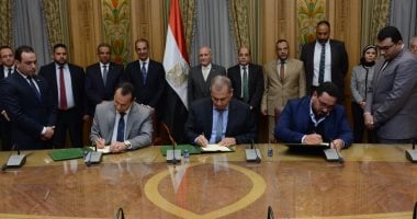 العصار وعمرو طلعت يشهدان توقيع مذكرة لتجديد إطارات الشاحنات والمعدات الثقيلة