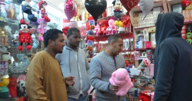 صور.. أهالى الأقصر يتوافدون على المحلات لشراء هدايا "عيد الحب"