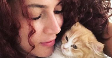 ندى موسى "بتصبح" على جمهورها بإطلالة مع قطتها "زلابية".. صورة