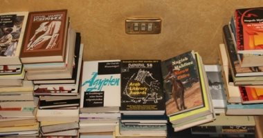 ابنة نجيب محفوظ تهدى وزارة الثقافة 257 كتابًا ومخطوطة لأديب نوبل