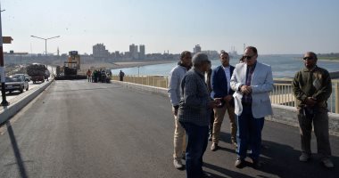 صور.. أعمال رصف ورفع كفاءة كوبرى قناطر أسيوط الجديدة