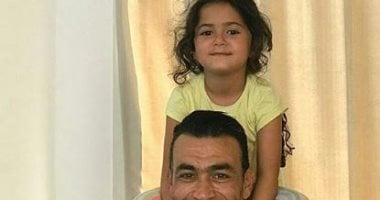 صورة .. عصام الحضرى يؤدى التدريبات المنزلية برفقة نجلته شايان 
