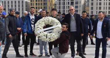 لبنانيون يضعون الزهور على ضريح رفيق الحريرى في الذكرى 15 لاغتياله.. صور