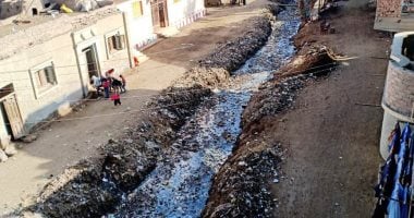 "سيبها علينا"مياه المجارى تحاصر عزبة زكريا بالفيوم.. والأهالى: طفح مستمر لـ"الطرنشات" أدى لتآكل المنازل