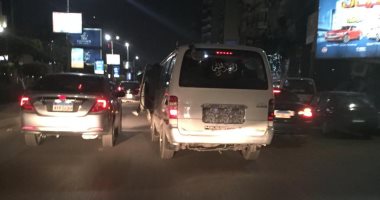 امسك مخالفة.. قارئ يشارك بصورة لميكروباص بدون لوحات معدنية بمصر الجديدة