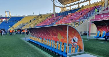 صور.. من ملعب السوبر.. شعار الزمالك يزين مقاعد البدلاء وتوافد الجماهير