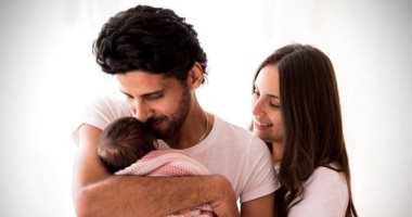 رسالة رومانسية لـ"حمدى الميرغنى" إلى ابنته وزوجته فى عيد الحب.. صور