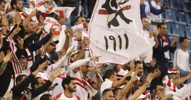عدسة "سوبر كورة" ترصد سجدة شكر لمشجع زملكاوى فى شوارع أبو ظبى