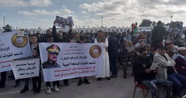 تظاهرات حاشدة في بنغازى تنديدا بالتدخل التركى في ليبيا.. المحتجون يرفعون شعارات تندد بغزو أنقرة للبلاد وتحرق دمية أردوغان.. حفتر: سنعلن وقف إطلاق النار بعد هزيمة المرتزقة.. ويؤكد: بلادنا ستكون مقبرة للإرهابيين