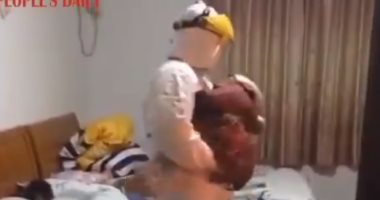 مسعفان يتناوبان لرعاية طفلين أصيب والديهما بفيروس كورونا فى ووهان.. فيديو