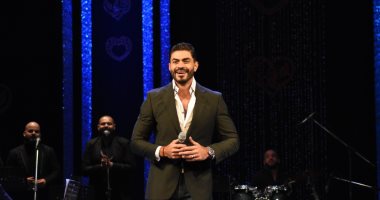 صور.. جمهور أوبرا الإسكندرية يهدى الورود لخالد سليم فى حفل عيد الحب