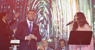 صور.. آمال ماهر تفتتح حفل عيد الحب بدويتو "قالو بالكتير" مع تامر عاشور