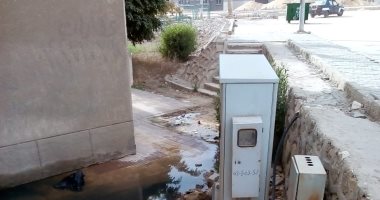 سيبها علينا..أهالى التجمع الثالث بالقاهرة يشكون من تسرب مياه الصرف اسفل لوحة التليفونات والكهرباء