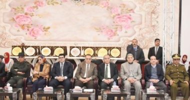 محافظ الشرقية ووزير التموين يكرمان أسر شهداء الجيش والشرطة بأبو كبير.. صور