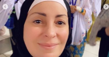 قمر بالحجاب.. نرمين الفقى تؤدى مناسك العمرة.. صور