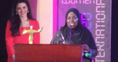مهرجان أسوان لأفلام المرأة يكرم أكبر رائدة ريفية فى مصر.. صور