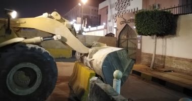 صور.. إزالة سور خرسانى أمام قسم شرطة المقطم لحل أزمة المرور