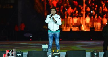 أحمد شيبة يحتفل مع جمهور استاد القاهرة بعيد الحب بالأغانى الشعبية