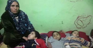 عامل فى بنى سويف يطالب بمساعدته فى علاج طفليه المصابين بضمور.. صور  