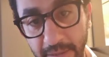 أحمد حلمى يسقط على الأرض فى أول فيديو له على "تيك توك"