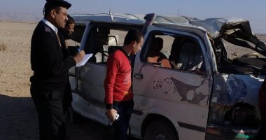 مصرع 2 وإصابة 9 فى انقلاب سيارة ميكروباص بالصحراوى غرب الأقصر.. صور