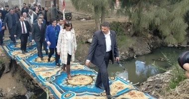 وزيرة الهجرة تزور أكبر قرية منتجة بالغربية تضم 350 مصنع دهانات وفخار .. صور
