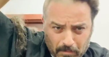 يوسف الخال يحلق شعره "زيرو" على الهواء.. والجمهور يسخر من تعليقه
