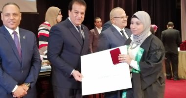 وزير التعليم العالى باحتفالية تكريم العلماء: الدولة متعهدة برعاية العلم